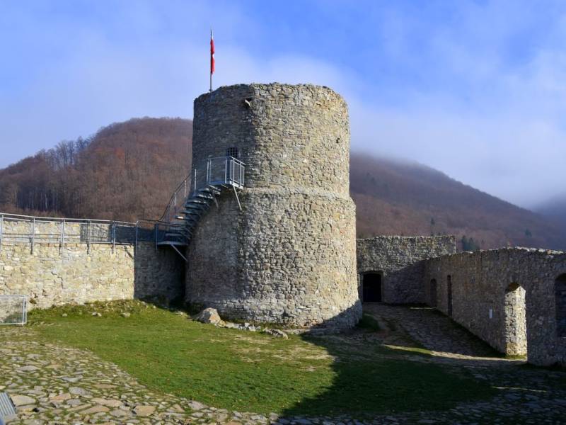 Średniowieczny zamek w Rytrze nad Popradem